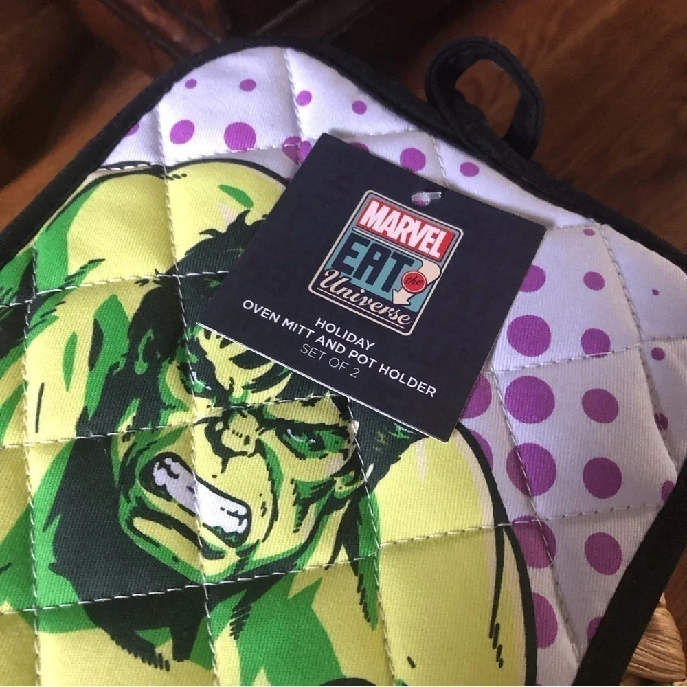 Marvel Universe Eat Holiday oven mitt and pot holder set.